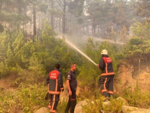Elazığ Belediyesi itfaiye ekipleri, Manavgat’ta yangına müdahale çalışmalarını sürdürüyor