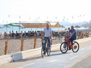 Başkan Tarhan’dan aile plajında bisikletli denetim