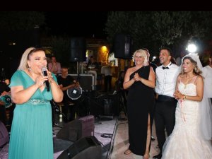 Kibariye 2 yıl sonra çıktığı sahneden seslendi