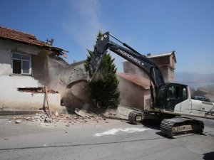 Kocaeli’de hasarlı binalar yıkılmaya devam ediyor