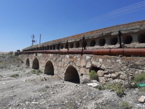 Bulunduğu köye ismini veren tarihi Taşköprü yıllara meydan okuyor