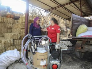 Ahırları yanan üreticilere süt sağma makinesi verildi