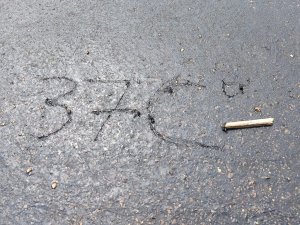 Kavurucu sıcak asfaltı eritti