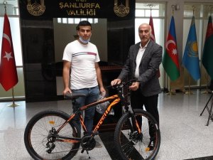 Şanlıurfa’da aşı olan gençler hediyelerini alıyor