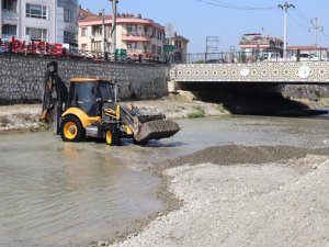 Asar Deresinde rutin temizlik çalışmaları sürüyor