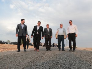 Asfalt çalışmalarını yerinde inceledi