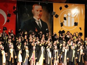 Diş hekimi öğrencilerinin mezuniyet sevinci