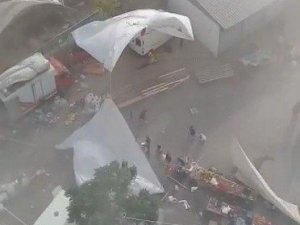 Osmaniye’de aniden gelen fırtına tozunu dumana kattı
