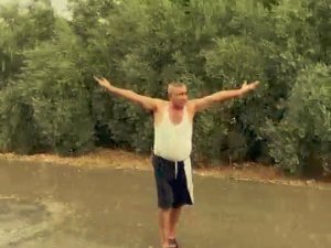 Antalya’da yaz ortasında yağmuru gören çiftçinin sevinci