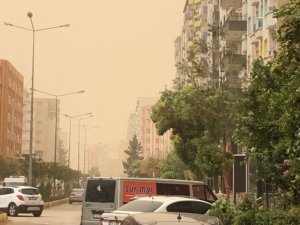 Mardin’de toz bulutu rüzgarla birlikte hayatı olumsuz etkiledi