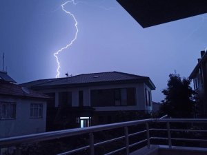 Gecenin karanlığını şimşekler aydınlattı