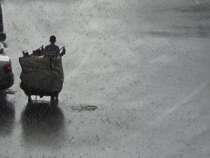 Diyarbakır’da bardaktan boşalırcasına yağmur