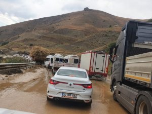 Yüksekova yolunda sel meydana geldi