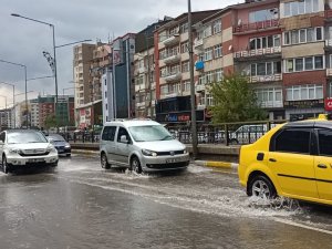 Erzurum’da sağanak yağış sonrası cadde ve sokaklar göle döndü