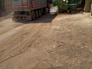 Tek şeritli yolda hız yapan hafriyat kamyonlarına tepki