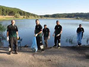 Duyarlı vatandaşlardan ormanlık alanda çevre temizliği