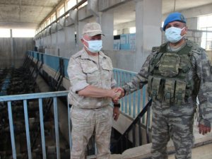 Türk ve Rus askeri yetkililer Suriye halkı için el sıkıştı