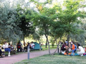 Çankayalılar yaz sıcaklarında kendini parklara attı