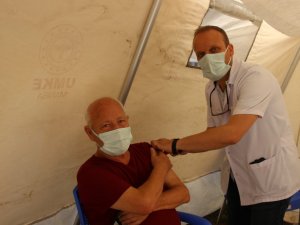 Manisa’da randevusuz aşı çadırına büyük ilgi