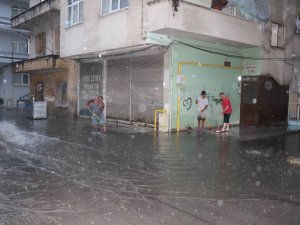 Samsun’da sağanak su birikintileri oluşturdu