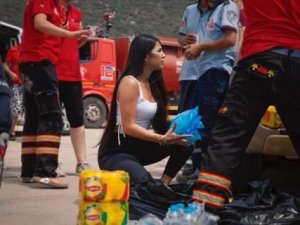 Sanatçı Azra Yünlü, yangınla mücadelede yardıma koştu