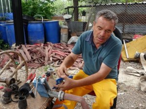 Yanan hortumları onararak arkadaşlarına "Güç" veriyor