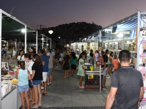 Kuşadası kitap günleri ziyaretçilerini ağırlamaya devam ediyor