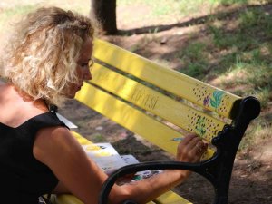 Kartal’da Kültür Parkı’ndaki banklar çiçeklendi