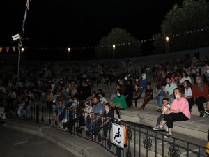 Çocuklar Pinokyo ile kahkahaya boğuldu
