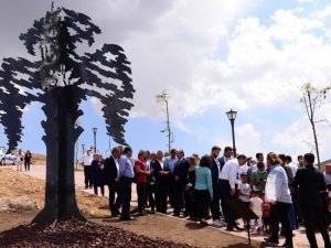 Lazerle kesilmiş çelikten yapıldı, Uzaktan bakıldığında gerçek bir ağacı andırıyor