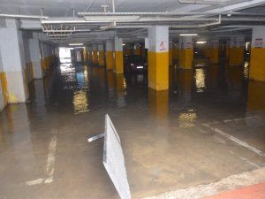 Şiddetli yağmur pazar yerinde su baskınına neden oldu