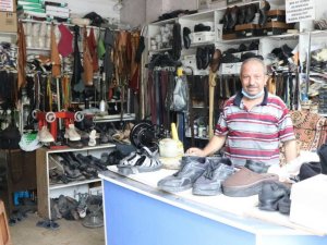 Yarım Asırlık ayakkabı tamircisi, 20 metrekare dükkanda 4 çocuk büyüttü