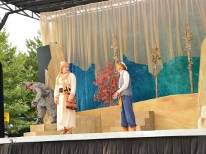 ’Yunus’la yürürken’ isimli tiyatro oyunu Gediz’de vatandaşla buluştu