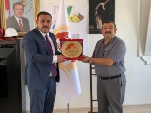 Evinin bahçesinde süs eşyası yapan vatandaşa Çiçekdağı Belediye Başkanından teşekkür plaketi