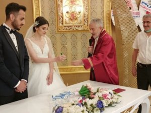 Isparta’da 7 bin 500 çifte üzerinde ağaç tohumları bulunan nikah kalemi hediye edildi