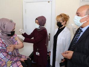 Başhekim Aykal aşı için sıraya giren vatandaşlarla sohbet etti