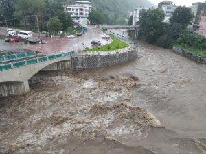 Şiddetli yağmur nedeniyle mahsur kalan 9 kişi kurtarıldı