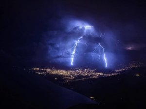 Hatay’da şimşekler geceyi gündüze çevirdi