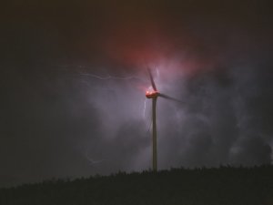 Hatay’da şimşekler rüzgar gülleri ile kartpostallık manzara oluşturdu