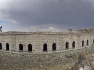 271 yıllık tabyanın betonlarını kestiler