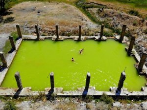 Yıkılan duvarları görenleri cezbediyor, serinlemek isteyenler oraya koşuyor