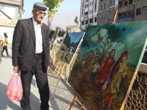 Sanatseverler açık alanda sergi açtı