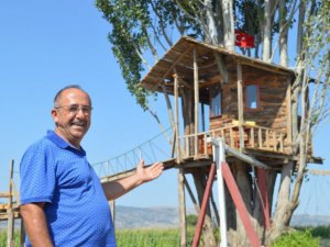 Atık malzemelerle ailesine yaşam alanı kurdu