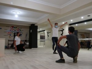 Tatvan’da halk oyunları gençleri sosyalleşmeye yöneltiyor