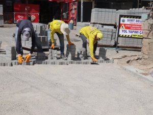 Siirt Belediyesi, mahallelerde kilit parke taşı döşeme yenileme çalışmalarını sürdürüyor