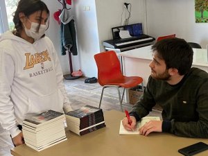 Salihlili tıp öğrencisi kitap çıkardı