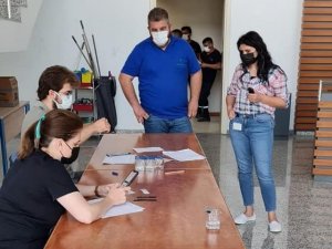 Mobil aşı ekipleri fabrika işçilerinin yanında