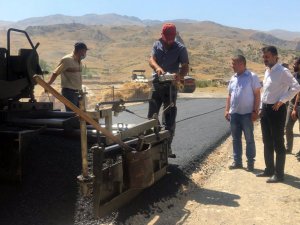 Başkan Şeylan asfaltlama çalışmalarını yerinde inceledi