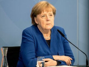 Merkel, Arnavutluk’taki resmi törene oturarak katıldı