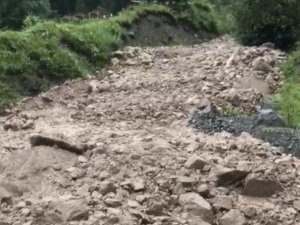 Uzungöl’de şiddetli yağışlar sonrası Koşon Deresi çamur aktı